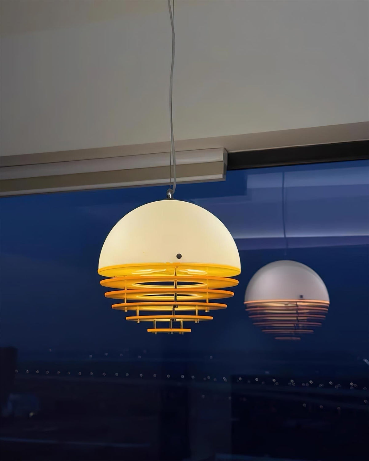 Lámpara colgante moderna con pantalla estratificada y resplandor suave para comedor