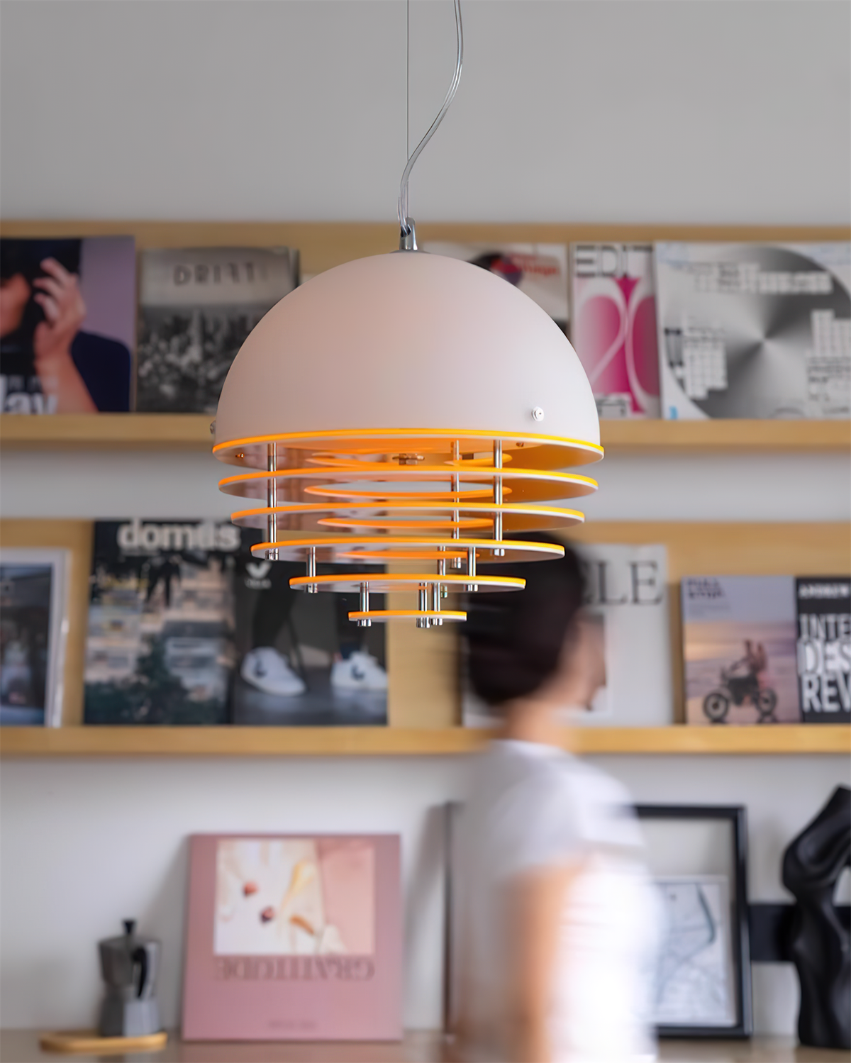 Lámpara colgante moderna con pantalla estratificada y resplandor suave para comedor