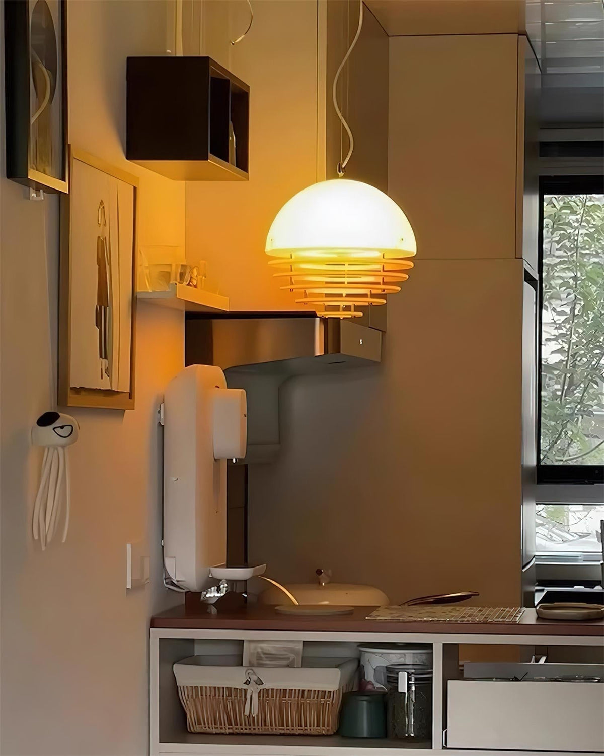 Lámpara colgante moderna con pantalla estratificada y resplandor suave para comedor