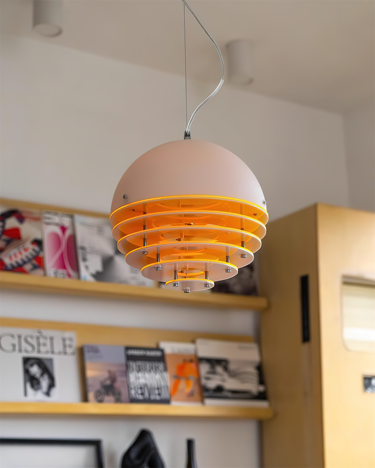 Lámpara colgante moderna con pantalla estratificada y resplandor suave para comedor