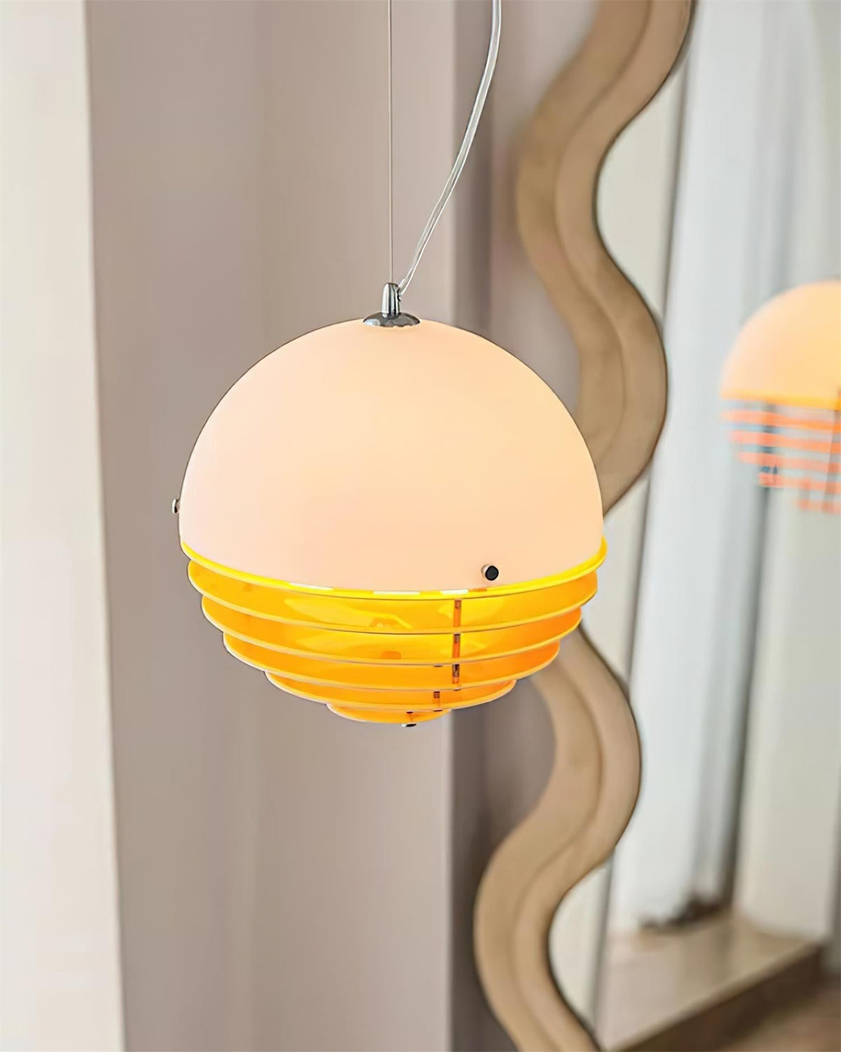 Lámpara colgante moderna con pantalla estratificada y resplandor suave para comedor
