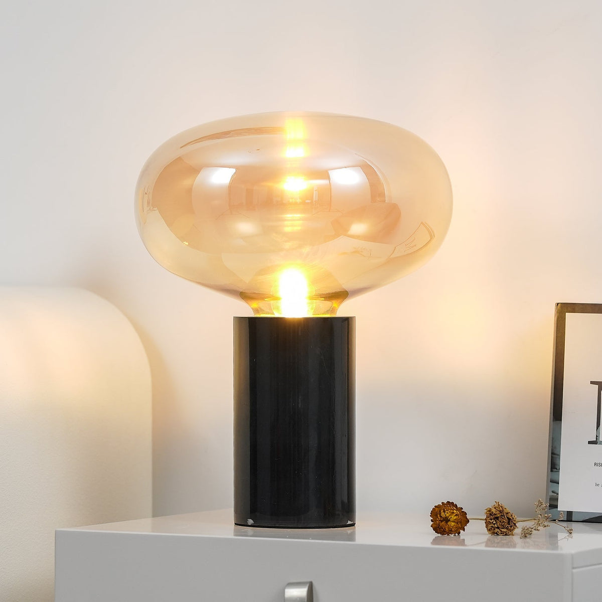 Rova lámpara de mesa en mármol industrial