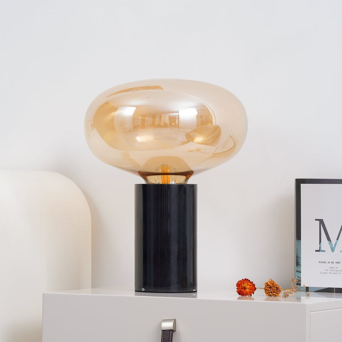 Rova lámpara de mesa en mármol industrial
