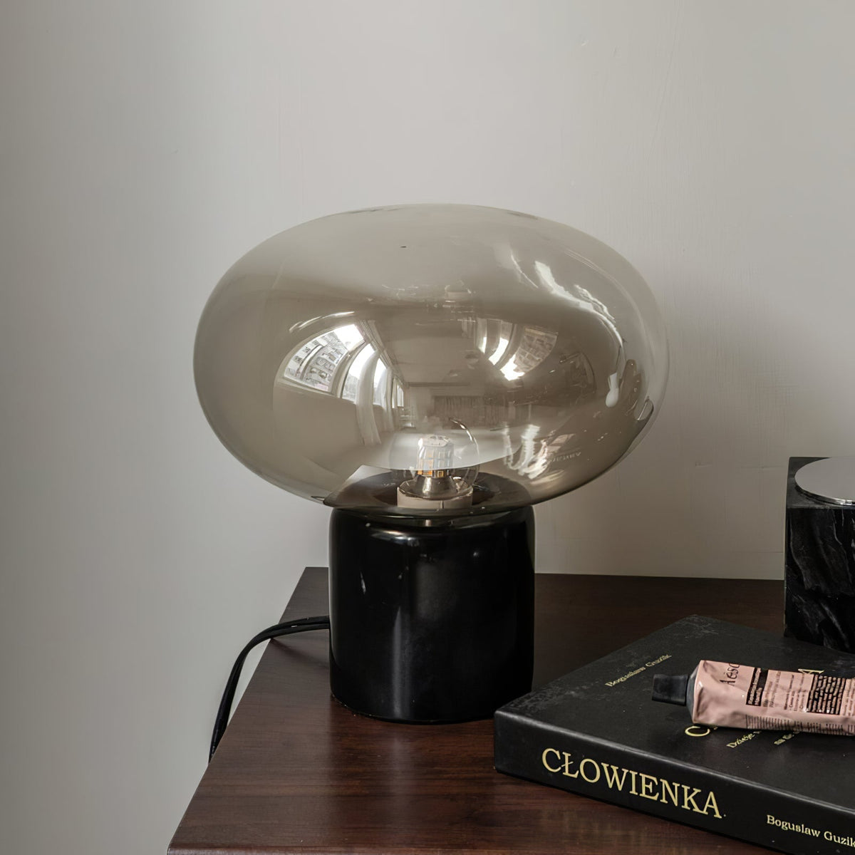 Rova lámpara de mesa en mármol industrial