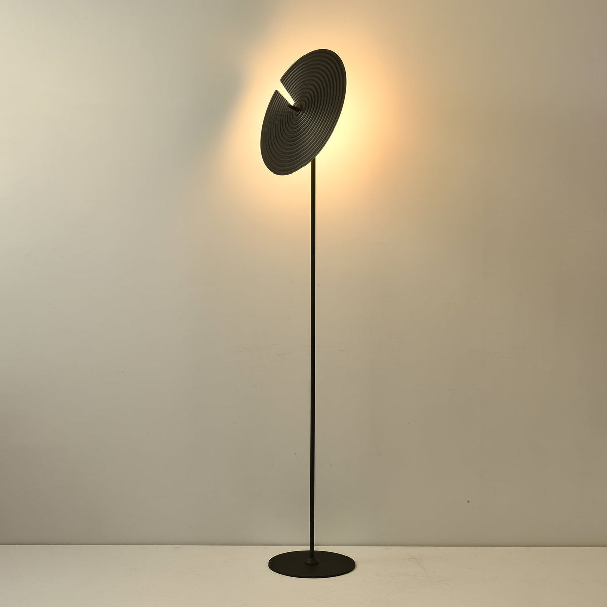 Spira lámpara de pie moderna de aluminio