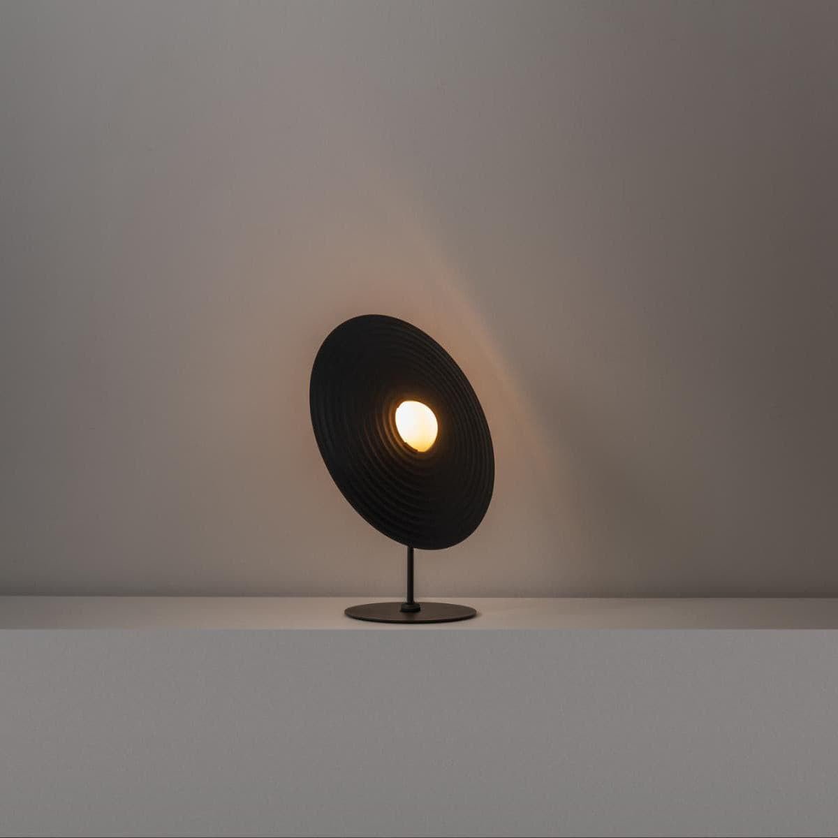 Vortex lámpara de mesa moderna de aluminio