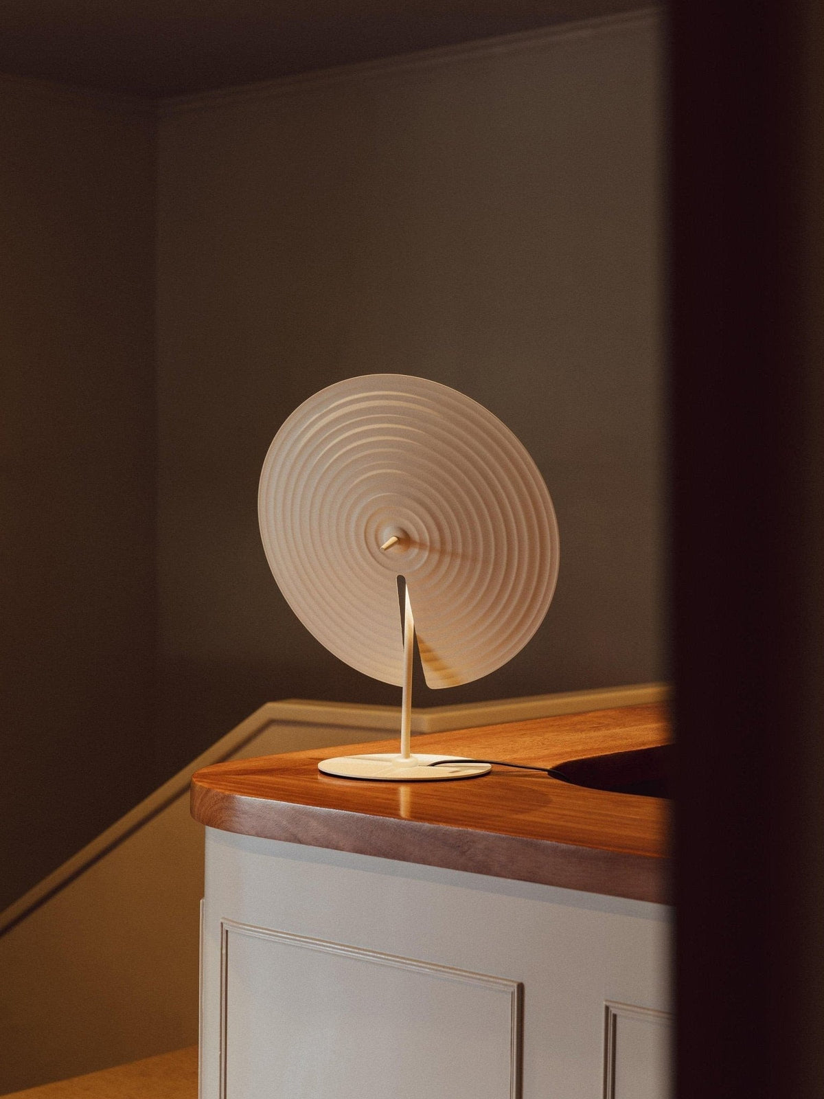 Vortex lámpara de mesa moderna de aluminio