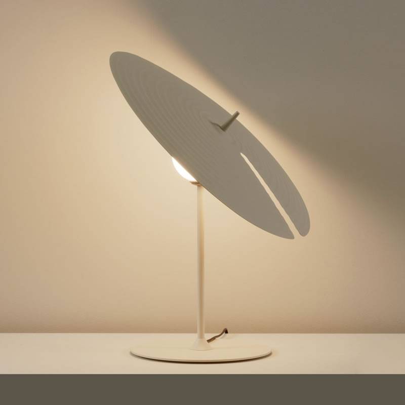 Vortex lámpara de mesa moderna de aluminio