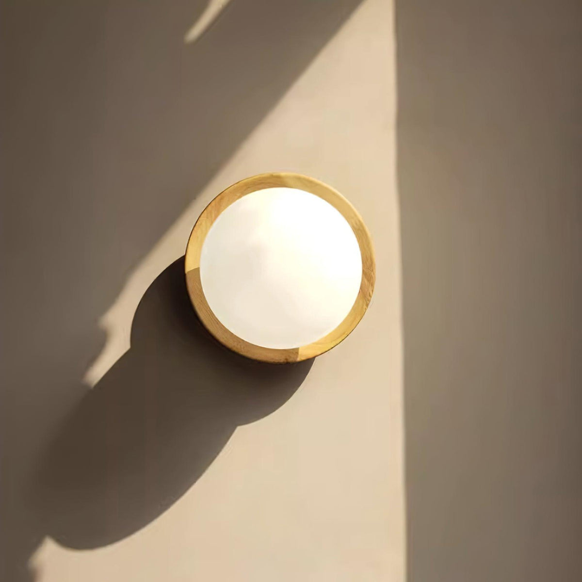 Aplique de pared con cuerpo metálico y borde de madera estilo minimalista de metal