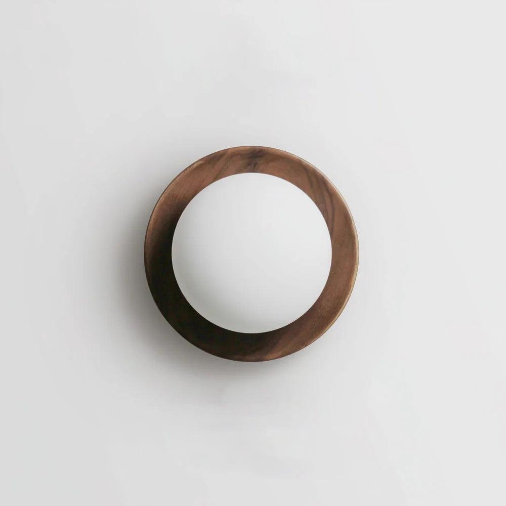 Aplique de pared con cuerpo metálico y borde de madera estilo minimalista de metal