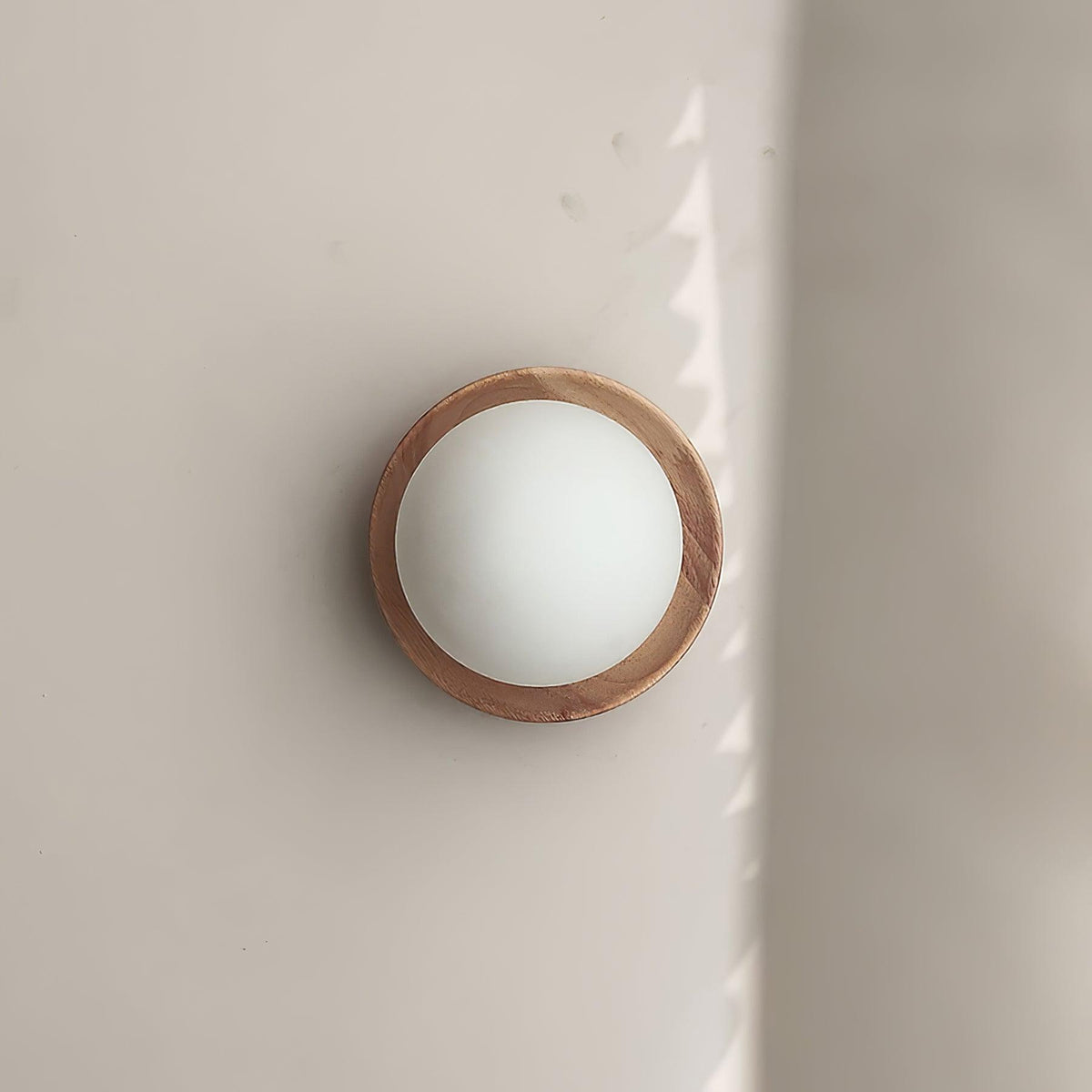 Aplique de pared con cuerpo metálico y borde de madera estilo minimalista de metal