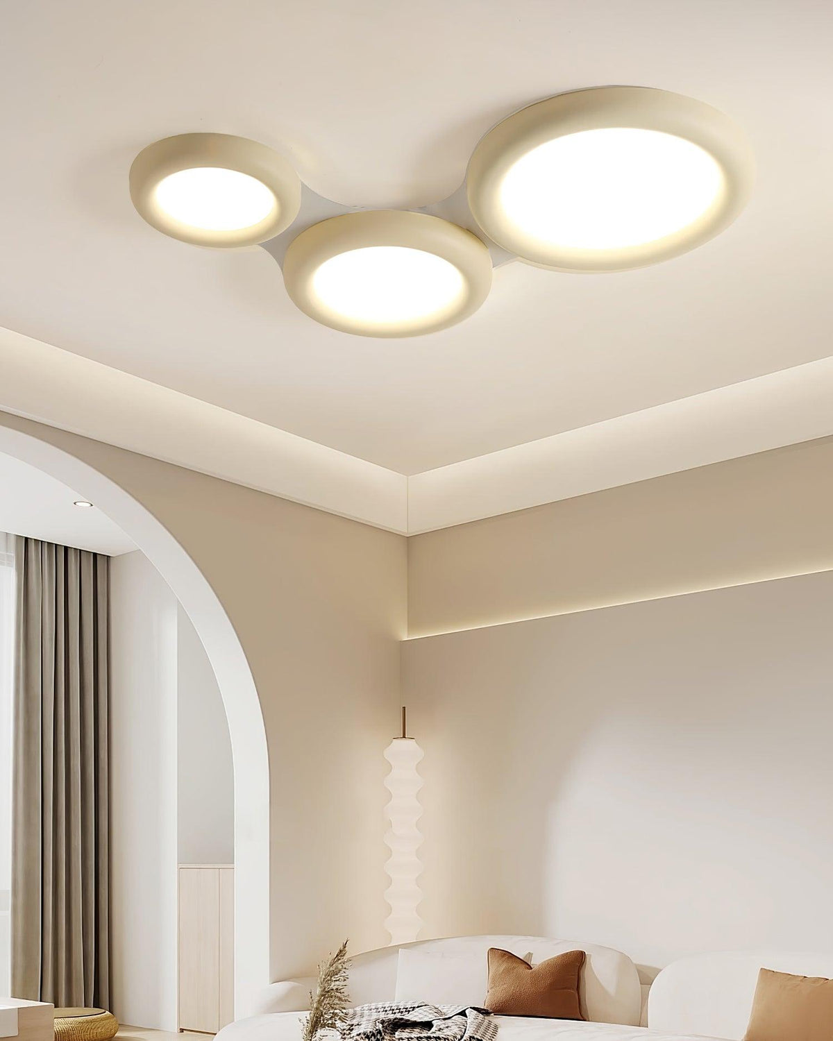 Lámpara de techo beige minimalista con florón