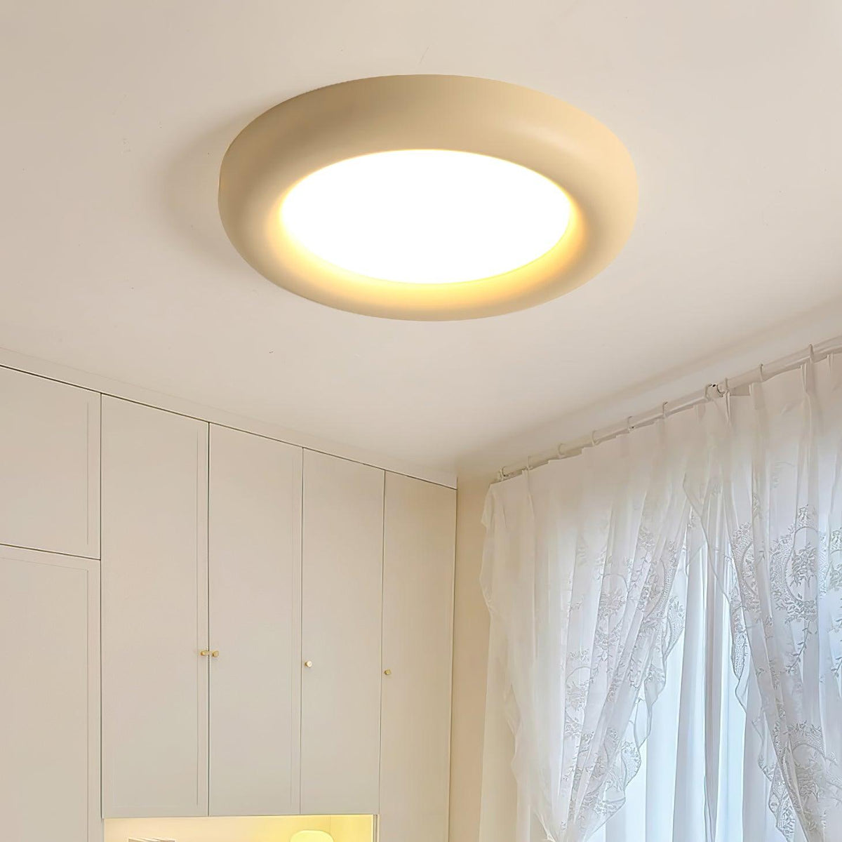 Lámpara de techo beige minimalista con florón
