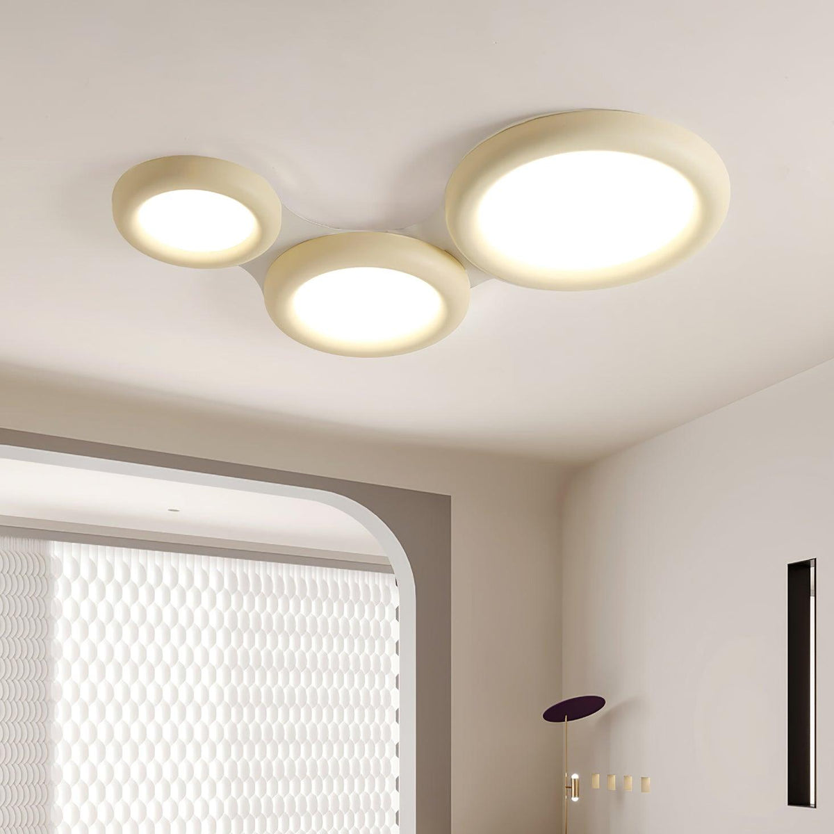 Lámpara de techo beige minimalista con florón