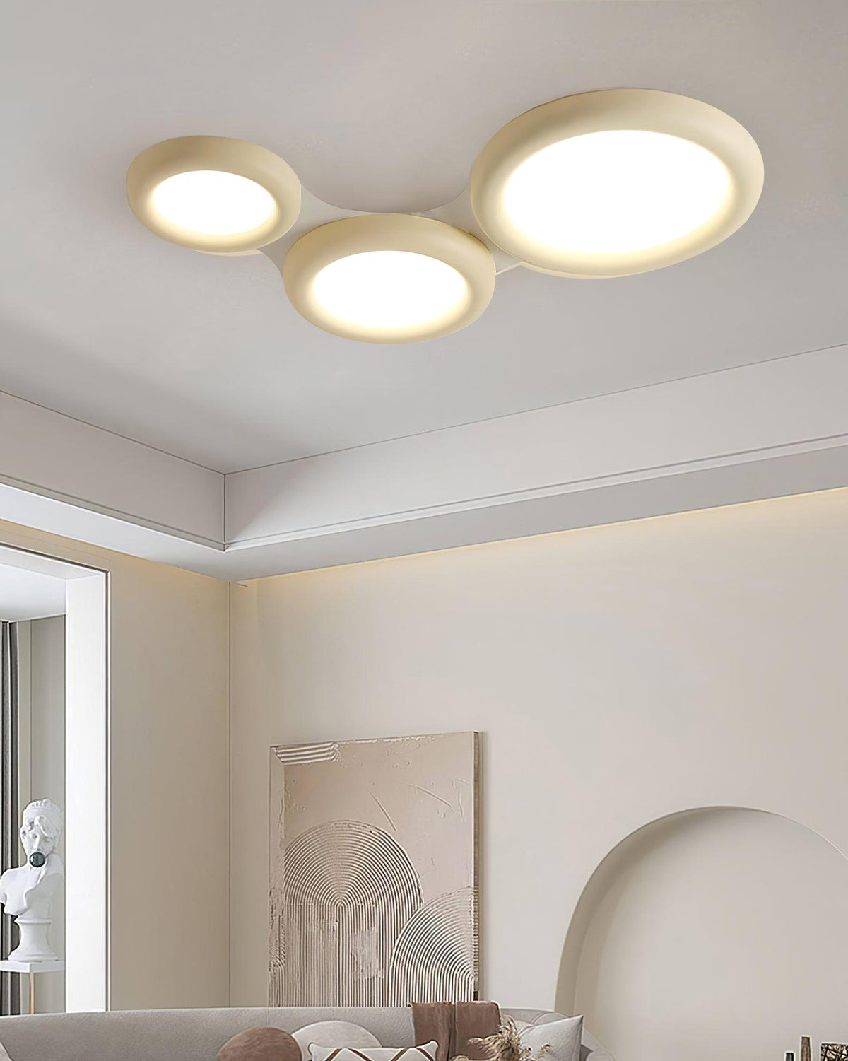 Lámpara de techo beige minimalista con florón