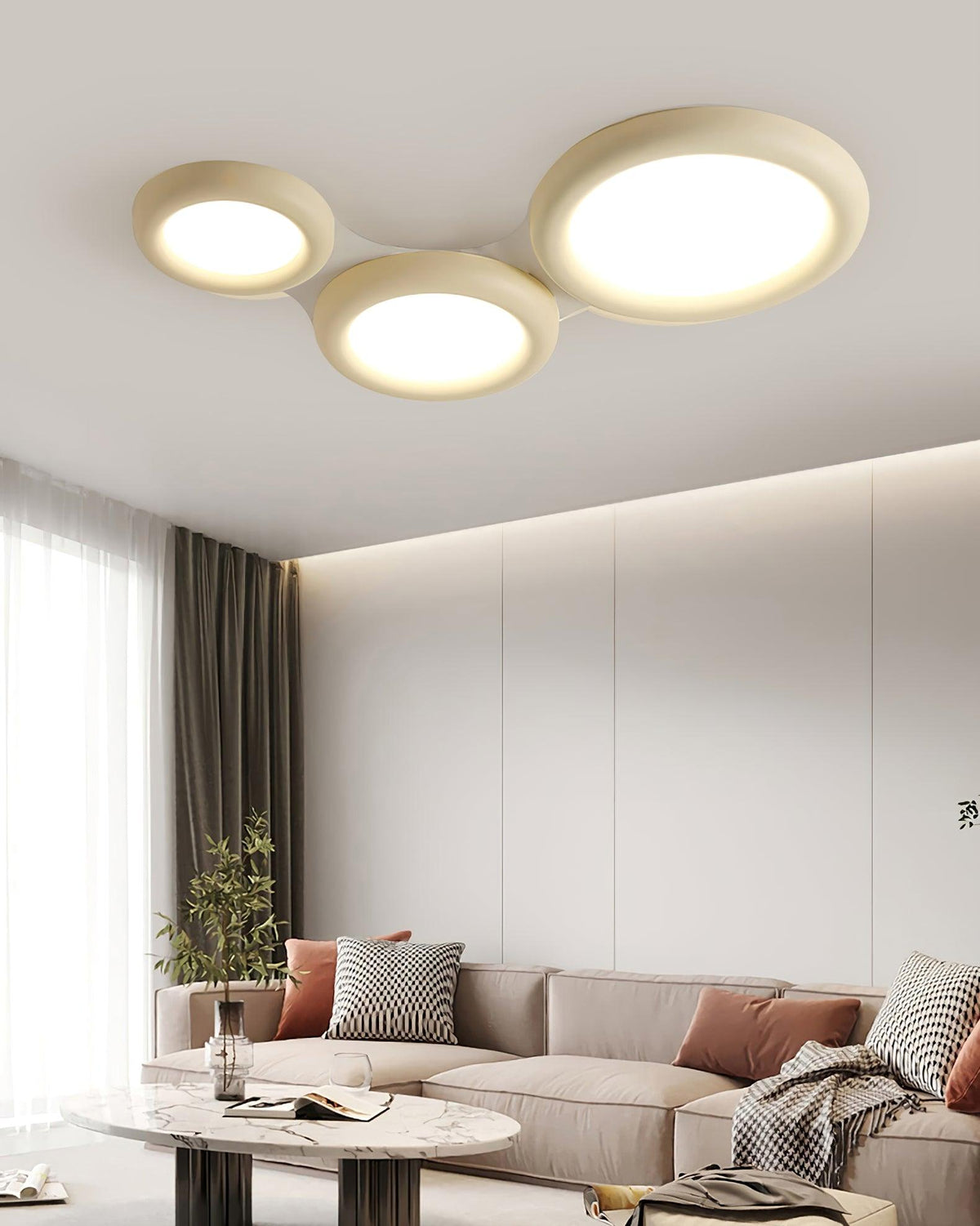 Lámpara de techo beige minimalista con florón