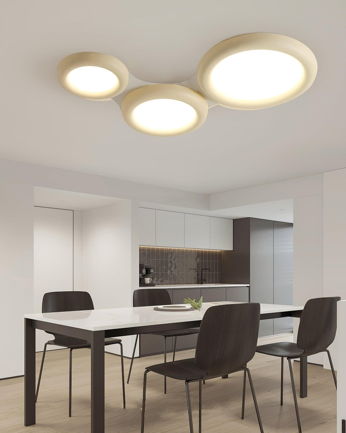 Lámpara de techo beige minimalista con florón
