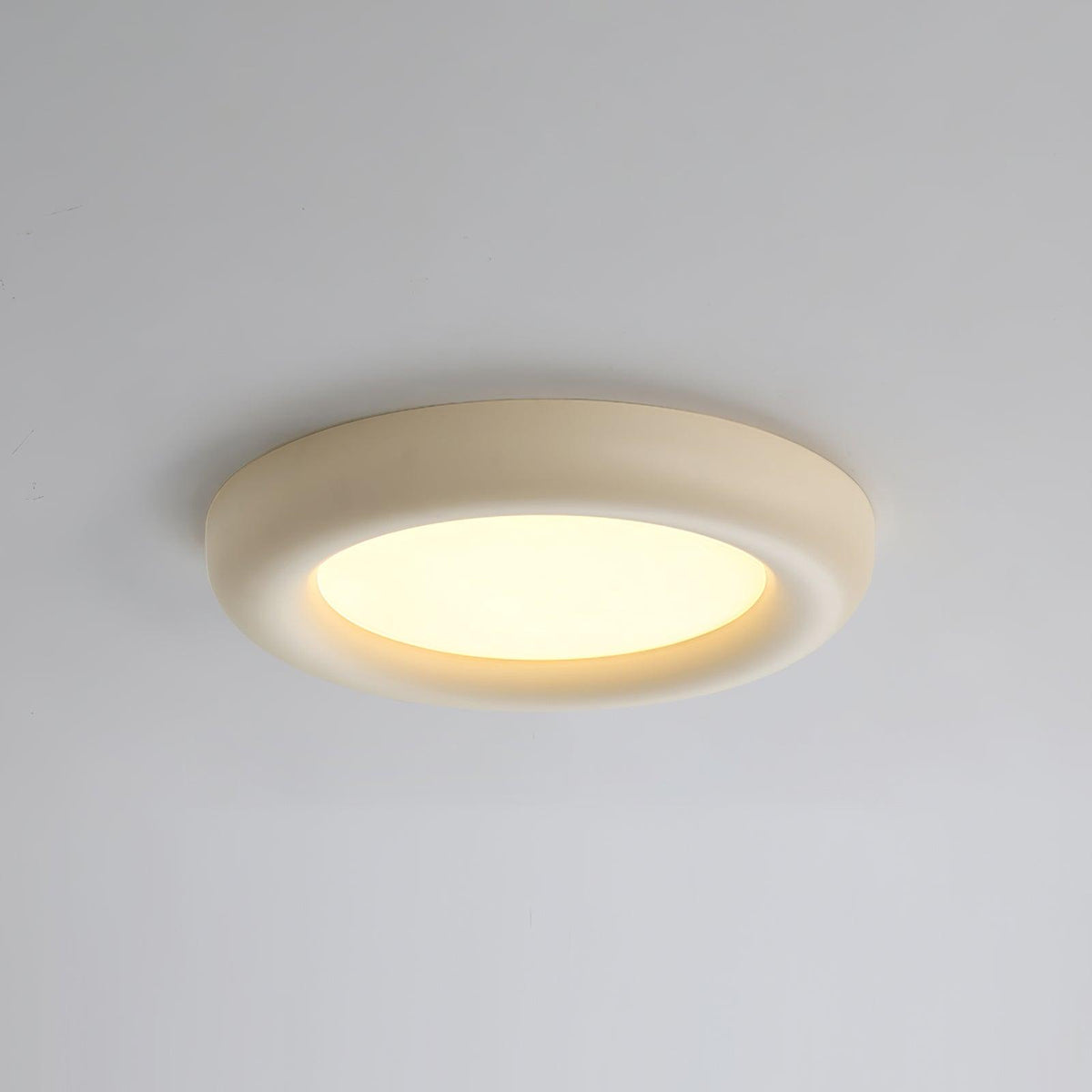 Lámpara de techo beige minimalista con florón