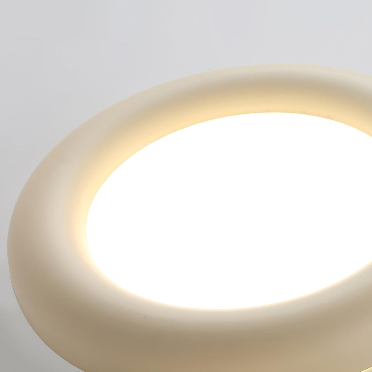 Lámpara de techo beige minimalista con florón
