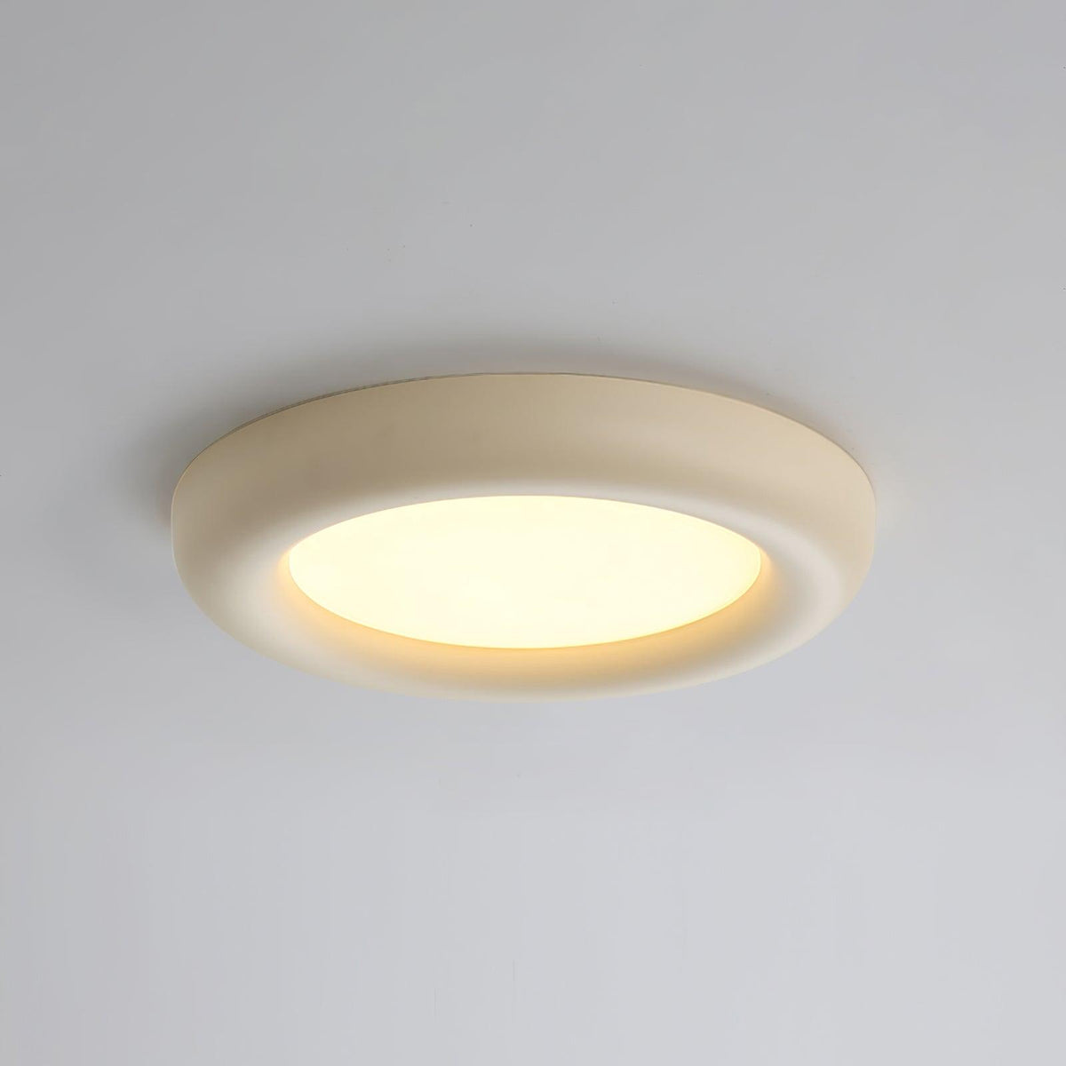 Lámpara de techo beige minimalista con florón