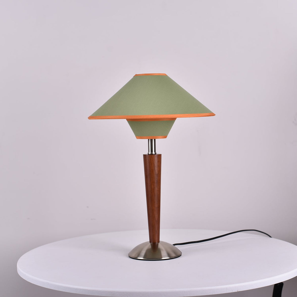 Roka lámpara de mesa Talonwood