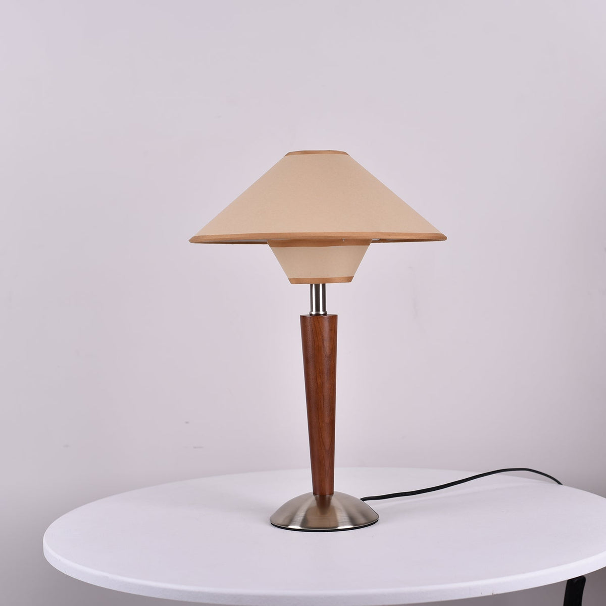 Roka lámpara de mesa Talonwood