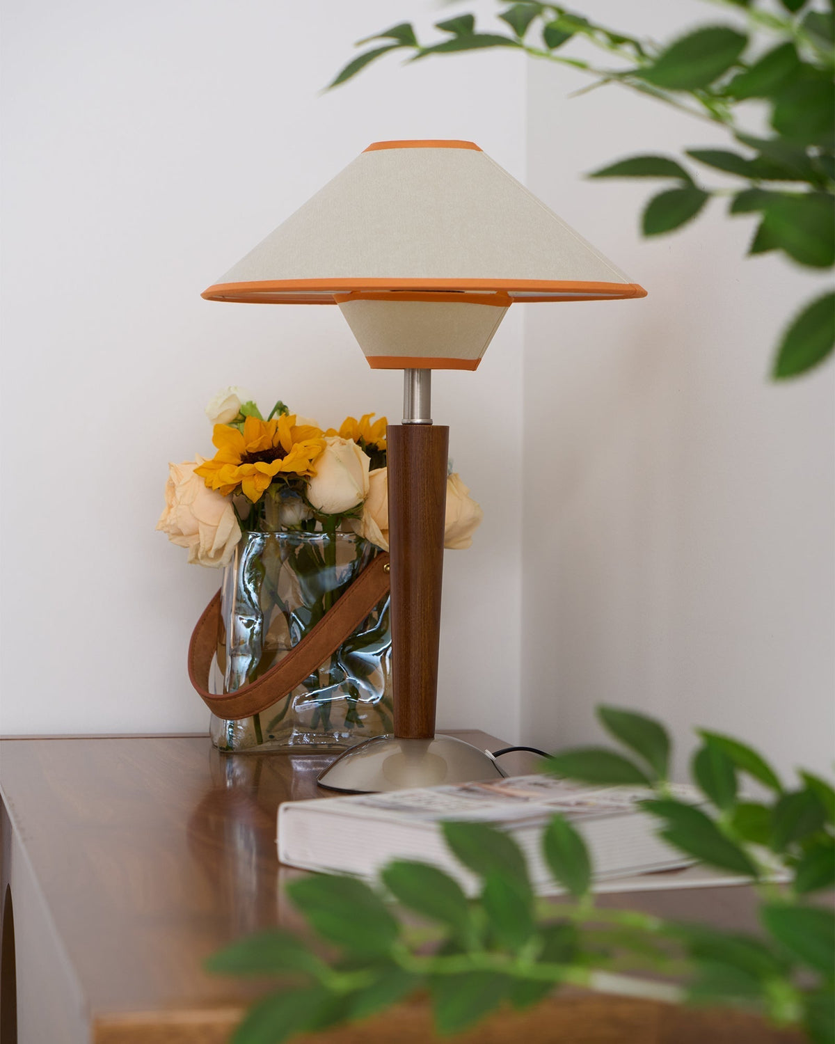 Roka lámpara de mesa Talonwood