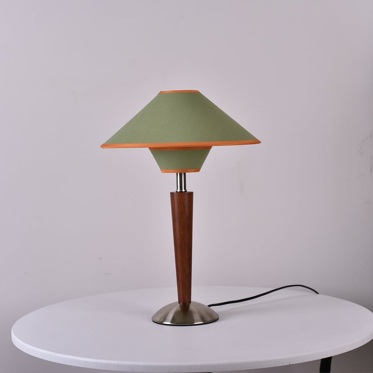 Roka lámpara de mesa Talonwood
