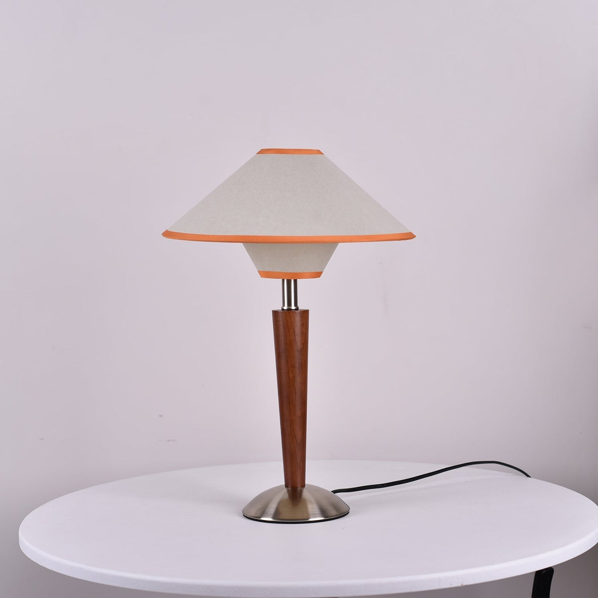 Roka lámpara de mesa Talonwood