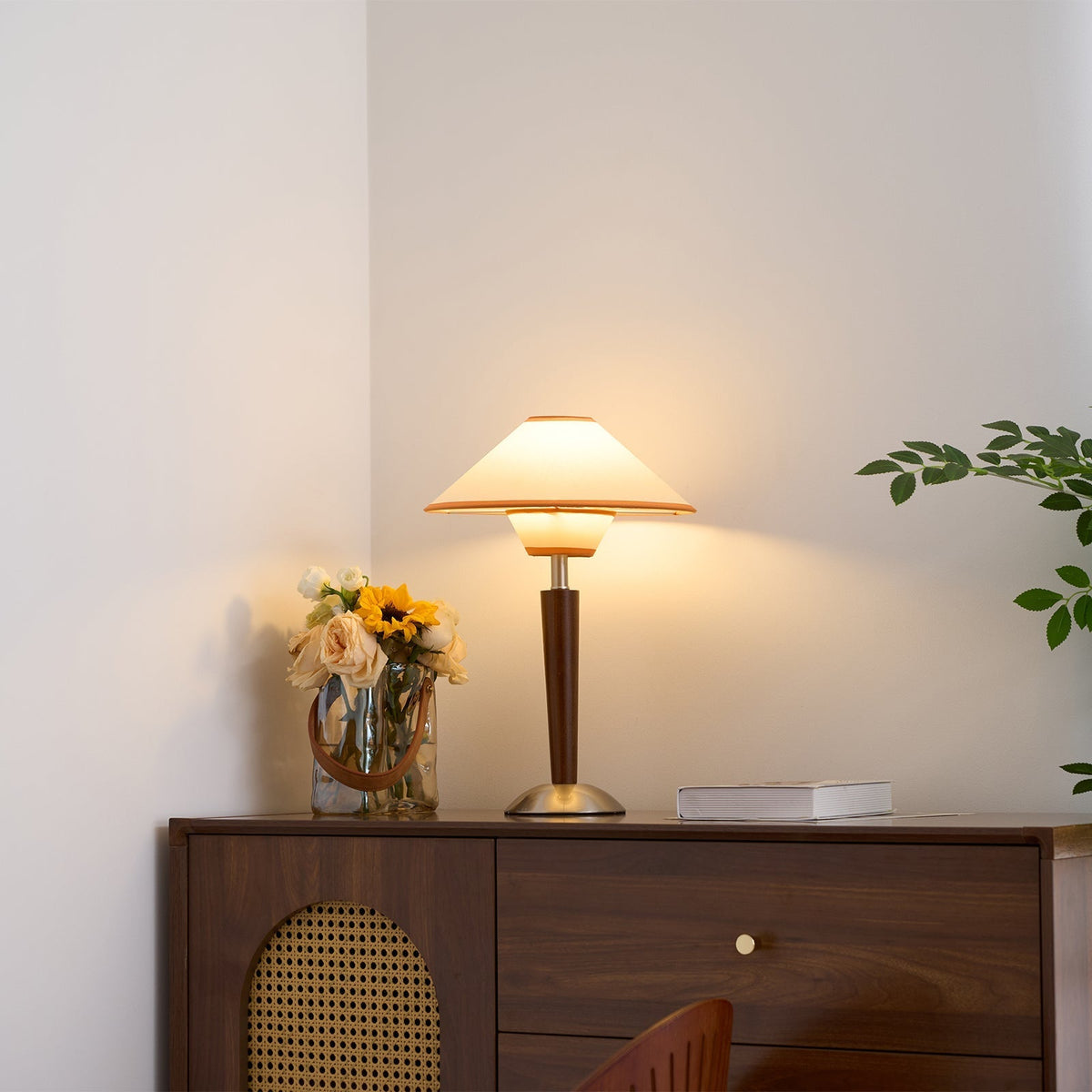 Roka lámpara de mesa Talonwood