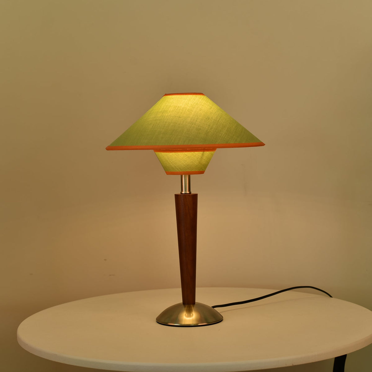 Roka lámpara de mesa Talonwood
