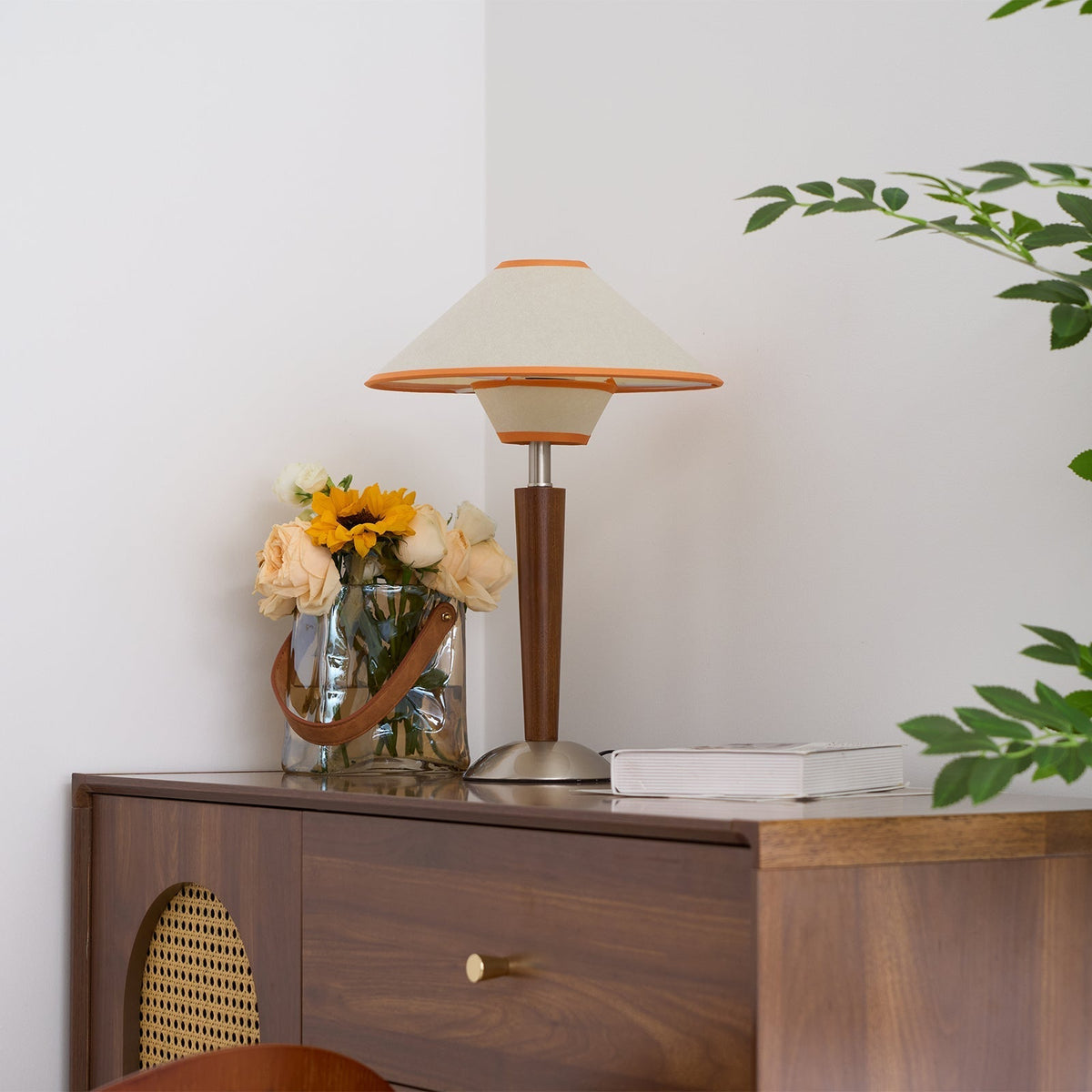 Roka lámpara de mesa Talonwood