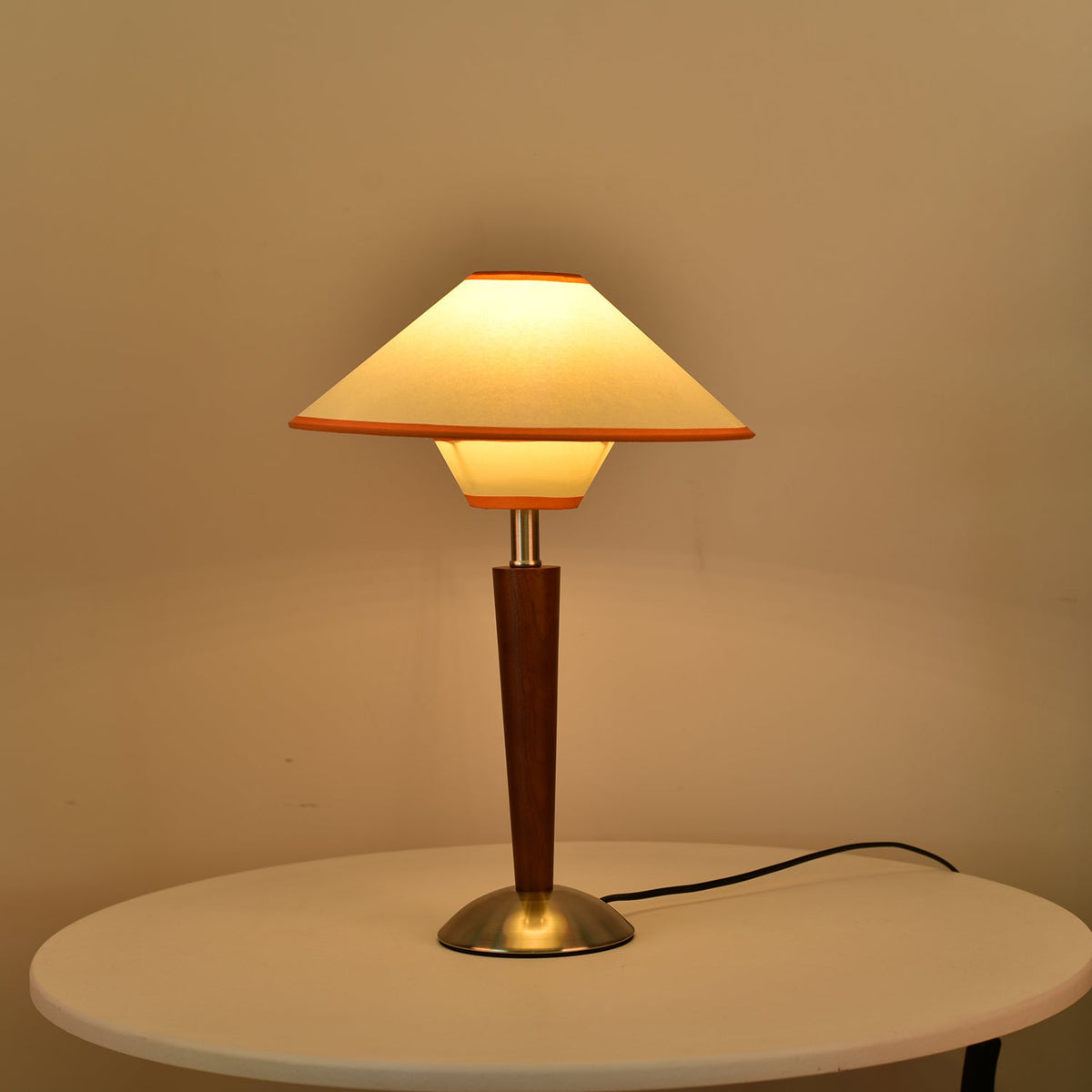 Roka lámpara de mesa Talonwood
