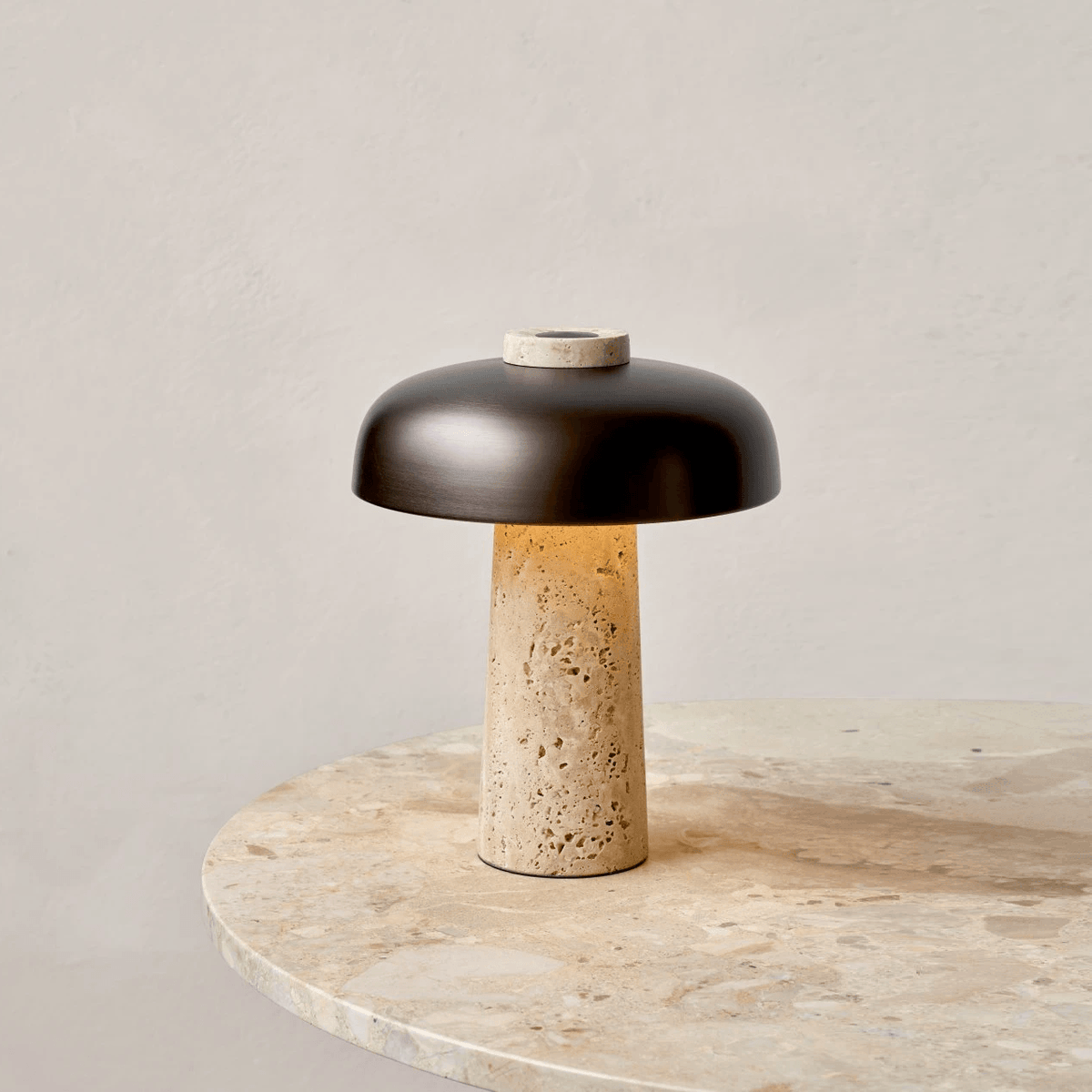 Tavivira lámpara de mesa con forma de seta en travertino