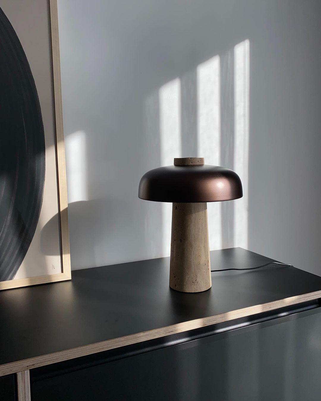 Tavivira lámpara de mesa con forma de seta en travertino
