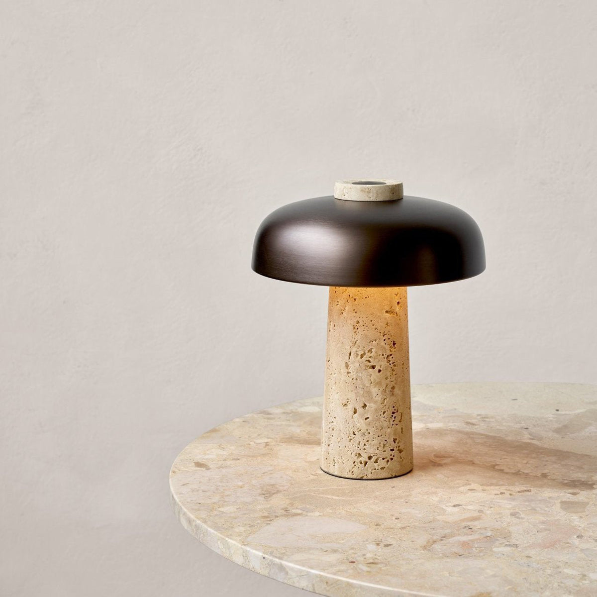 Tavivira lámpara de mesa con forma de seta en travertino
