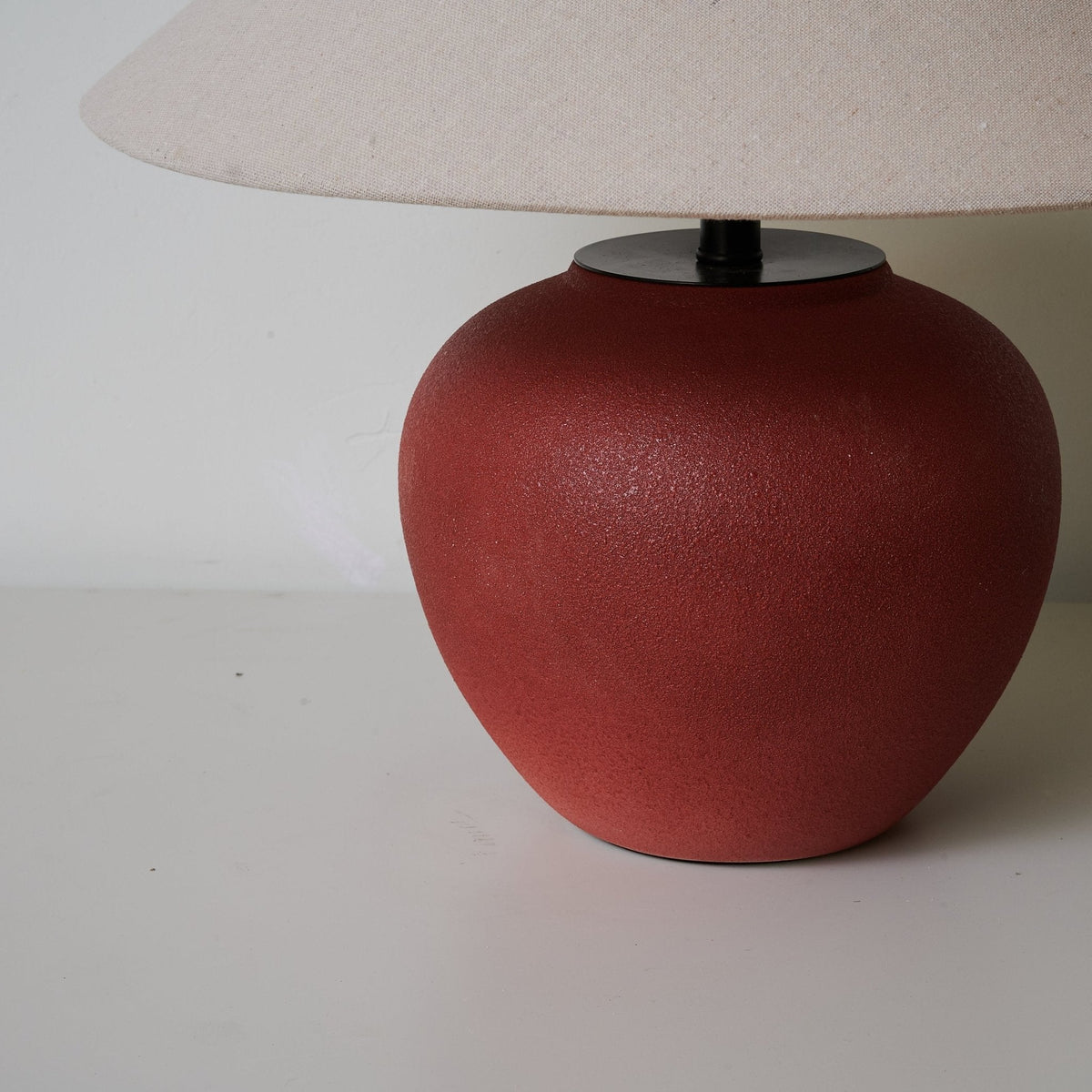 Kiara lámpara de mesa minimalista en cerámica