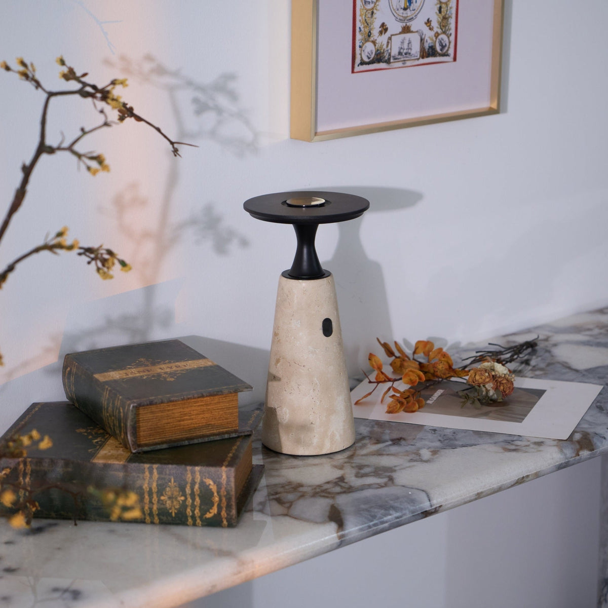 Vespera lámpara de mesa esculpida en travertino
