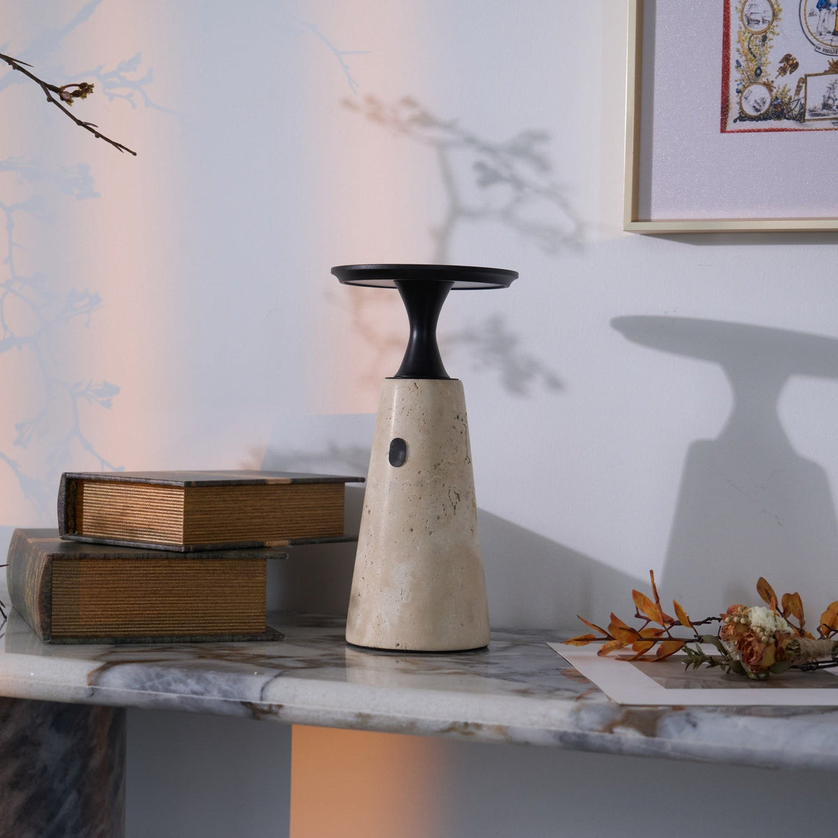 Vespera lámpara de mesa esculpida en travertino