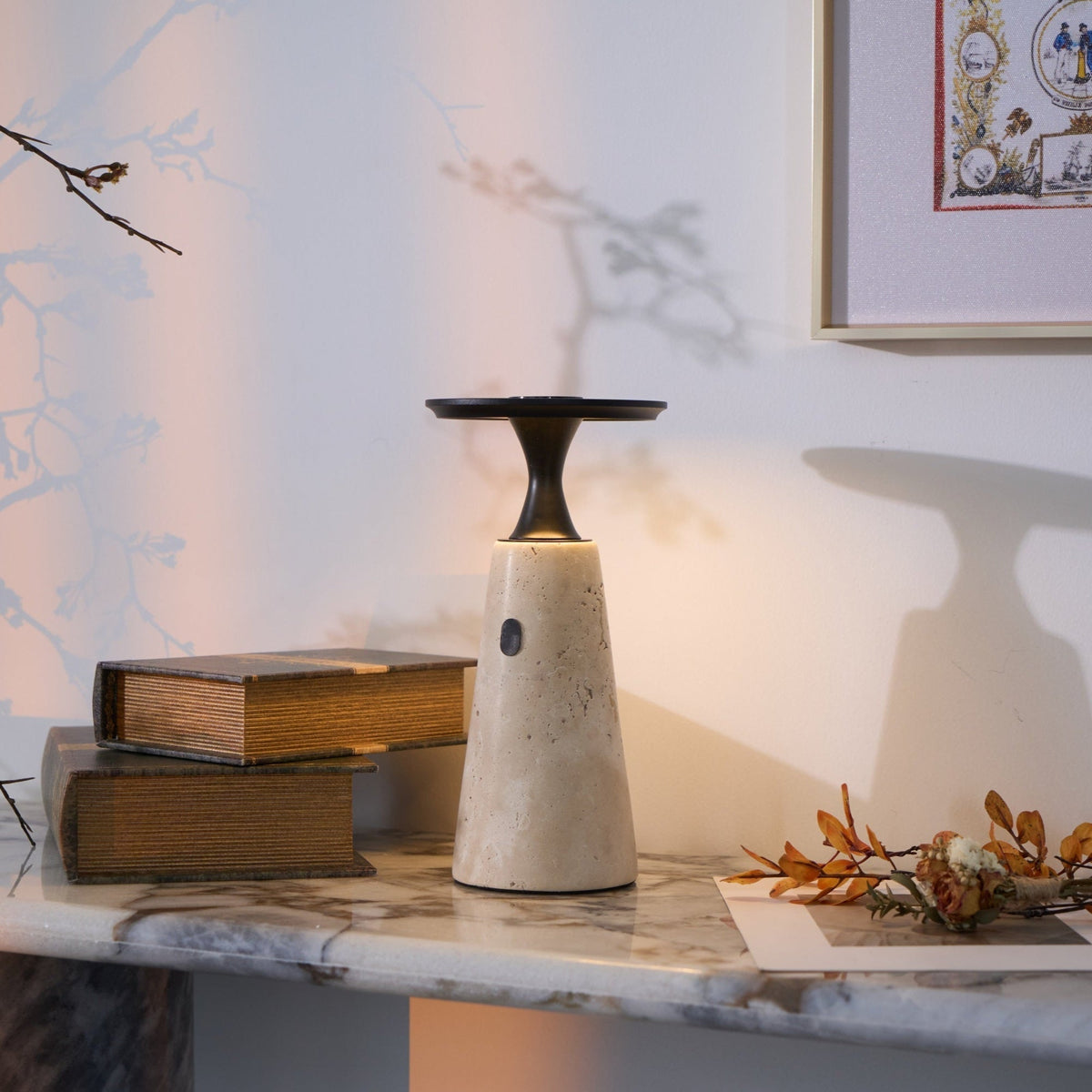 Vespera lámpara de mesa esculpida en travertino