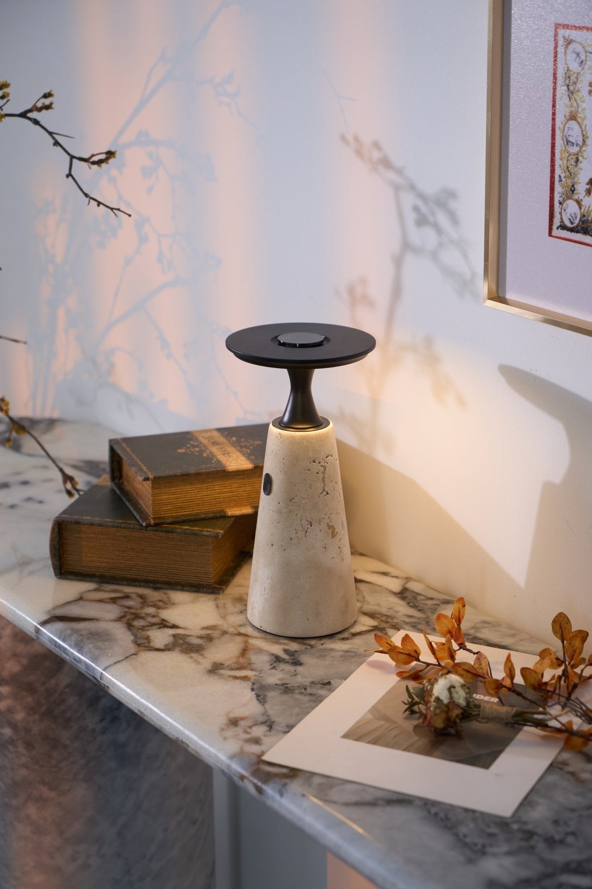 Vespera lámpara de mesa esculpida en travertino