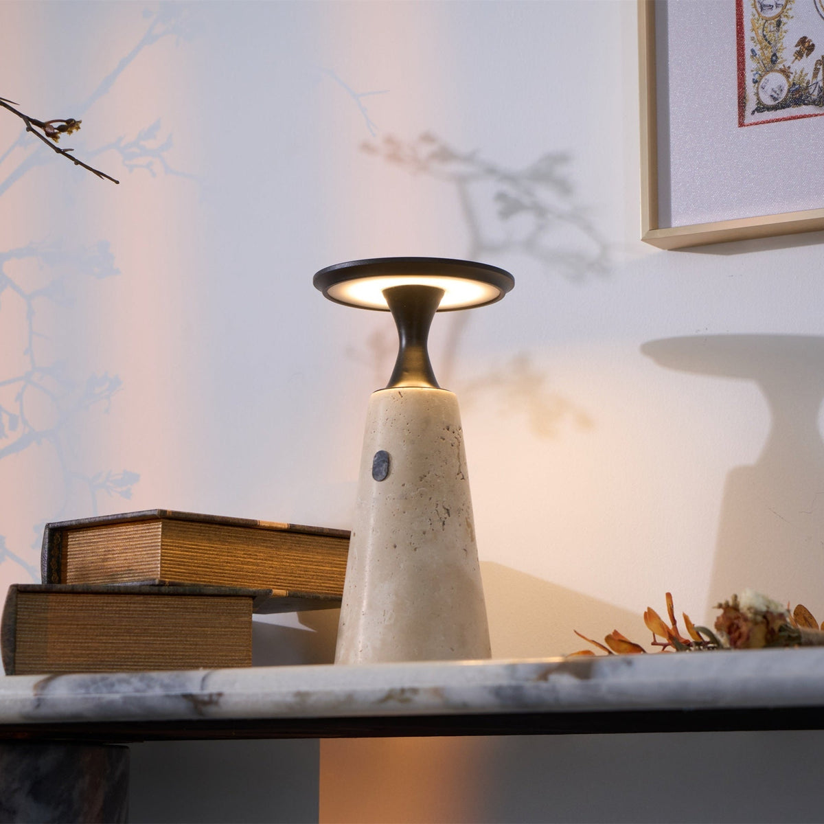 Vespera lámpara de mesa esculpida en travertino