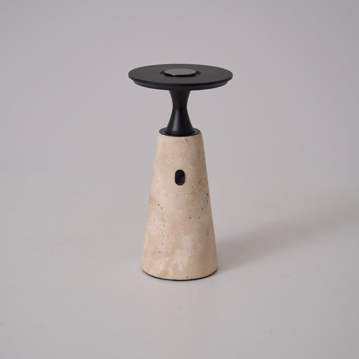 Vespera lámpara de mesa esculpida en travertino