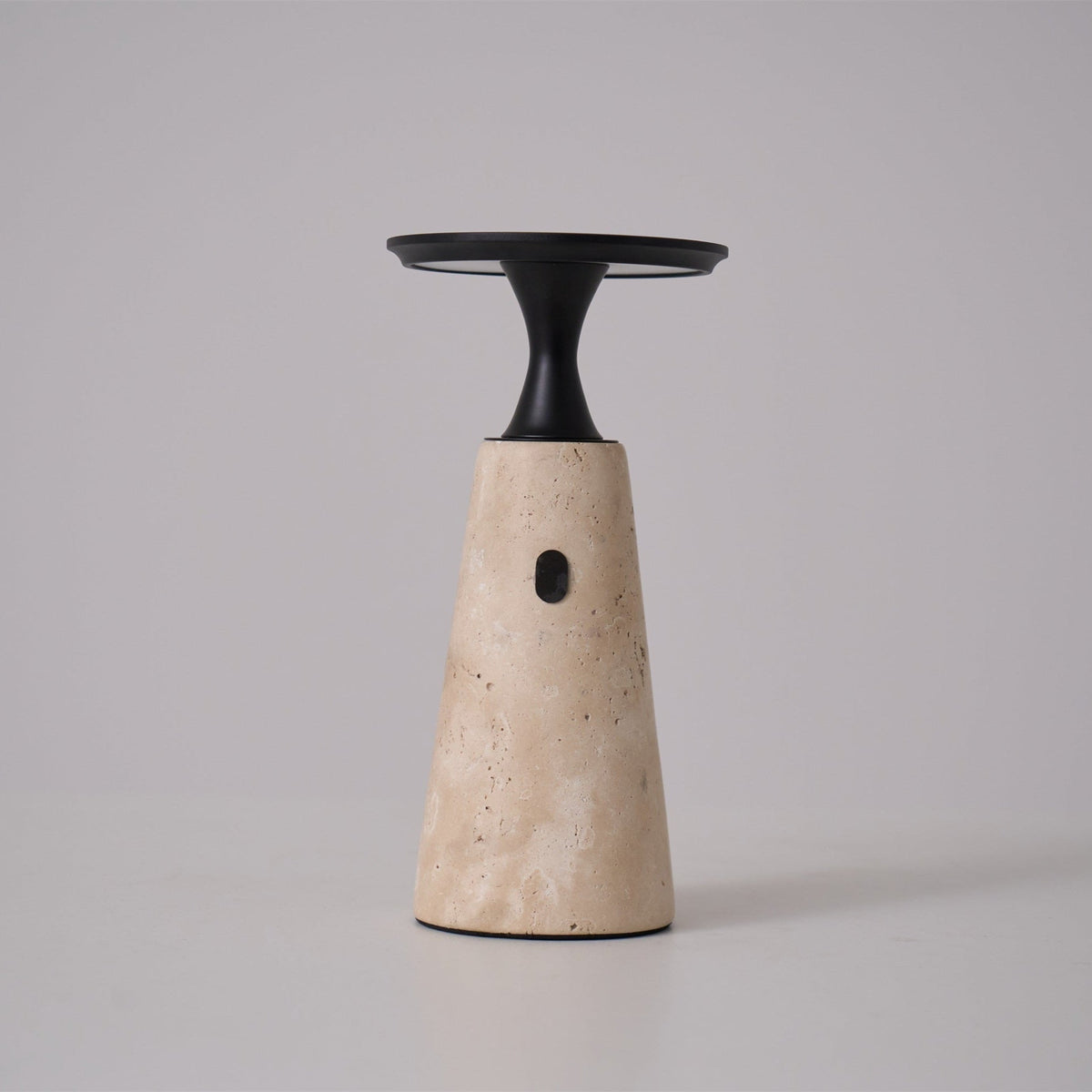 Vespera lámpara de mesa esculpida en travertino