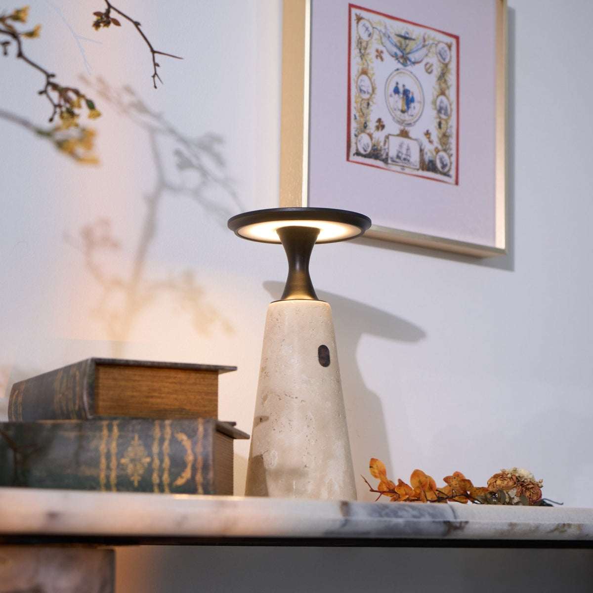 Vespera lámpara de mesa esculpida en travertino