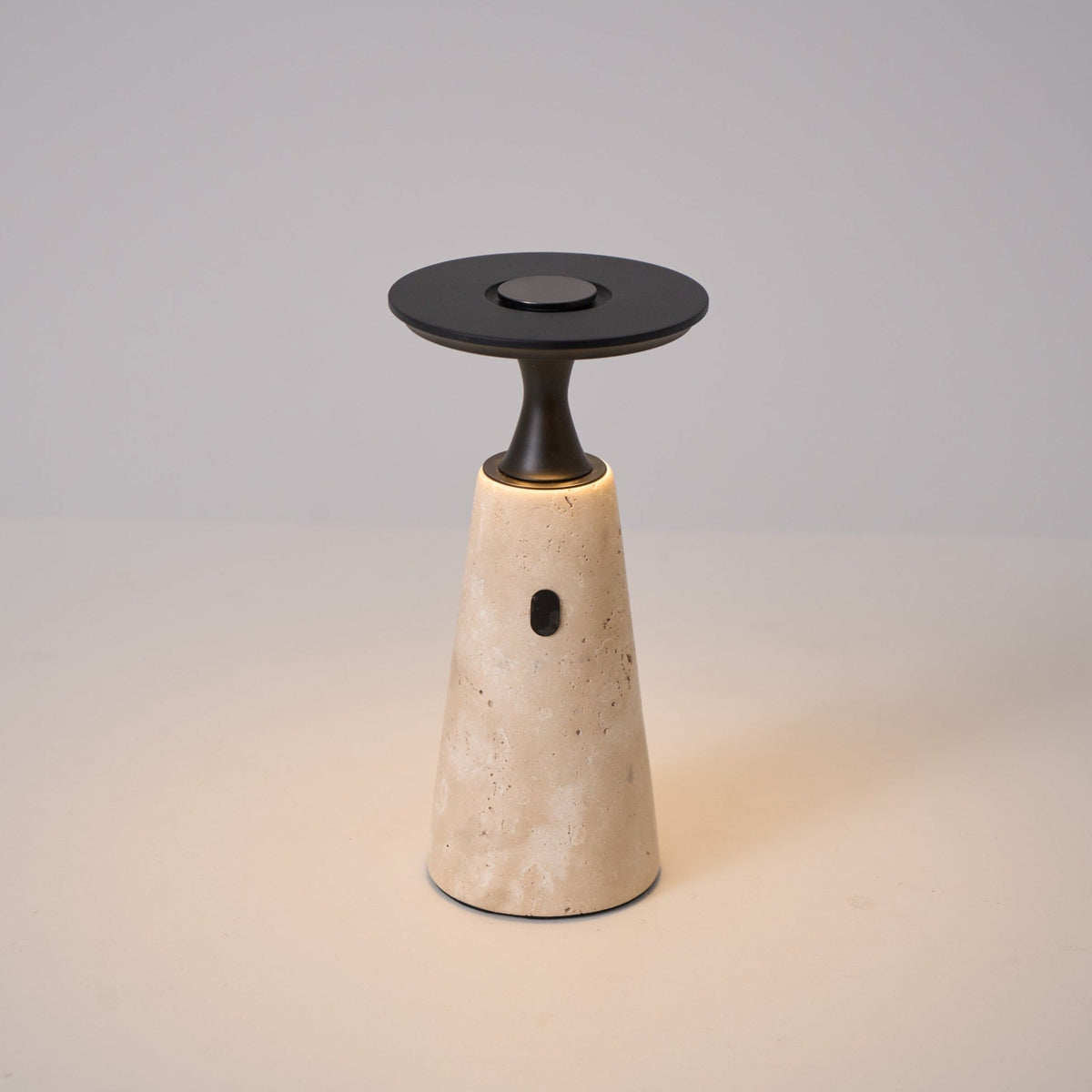 Vespera lámpara de mesa esculpida en travertino