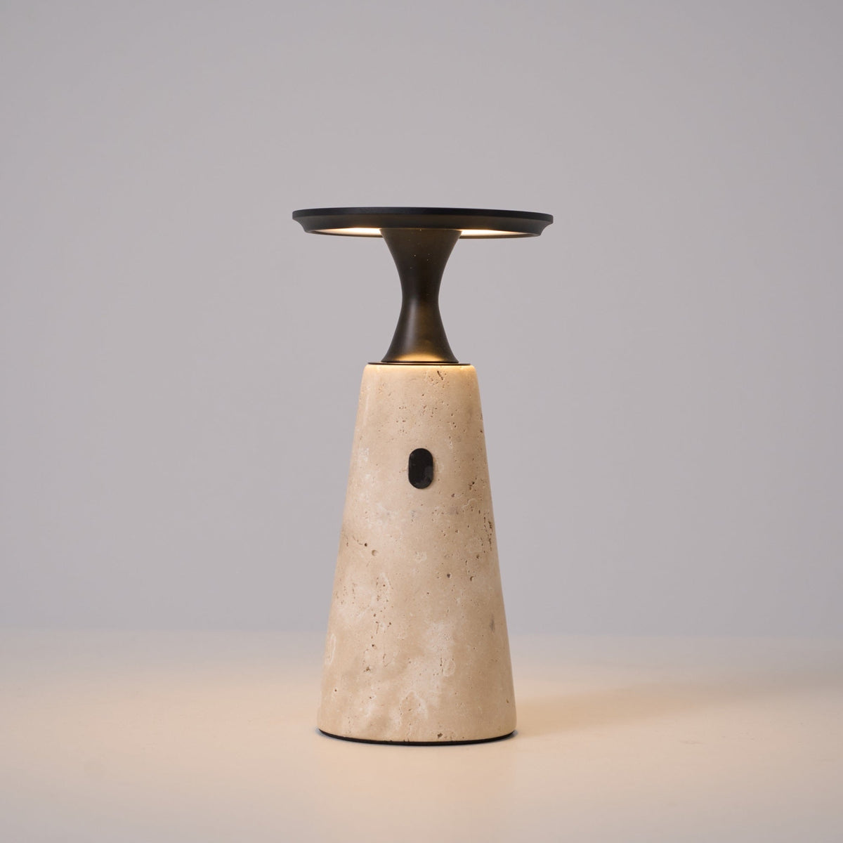 Vespera lámpara de mesa esculpida en travertino