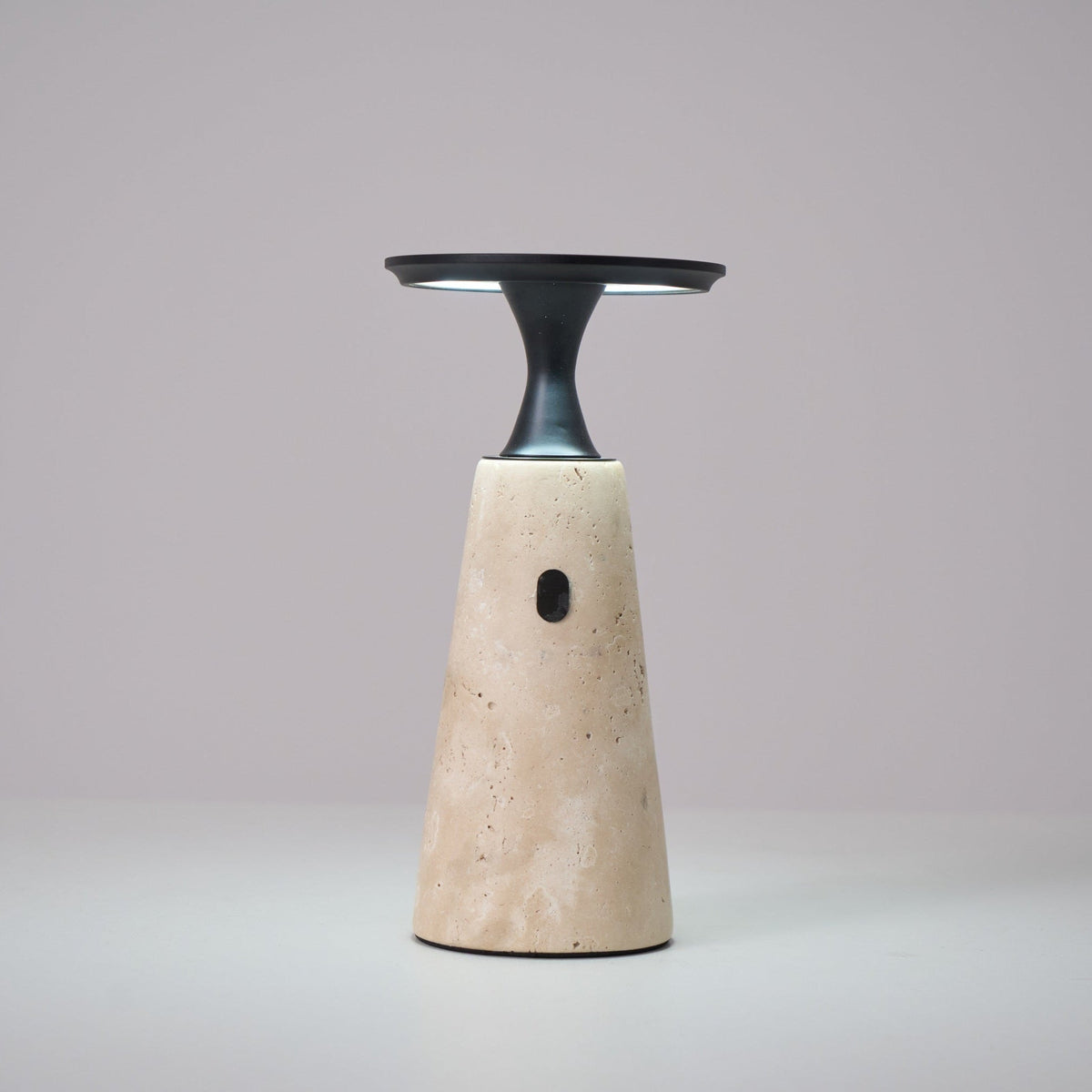 Vespera lámpara de mesa esculpida en travertino