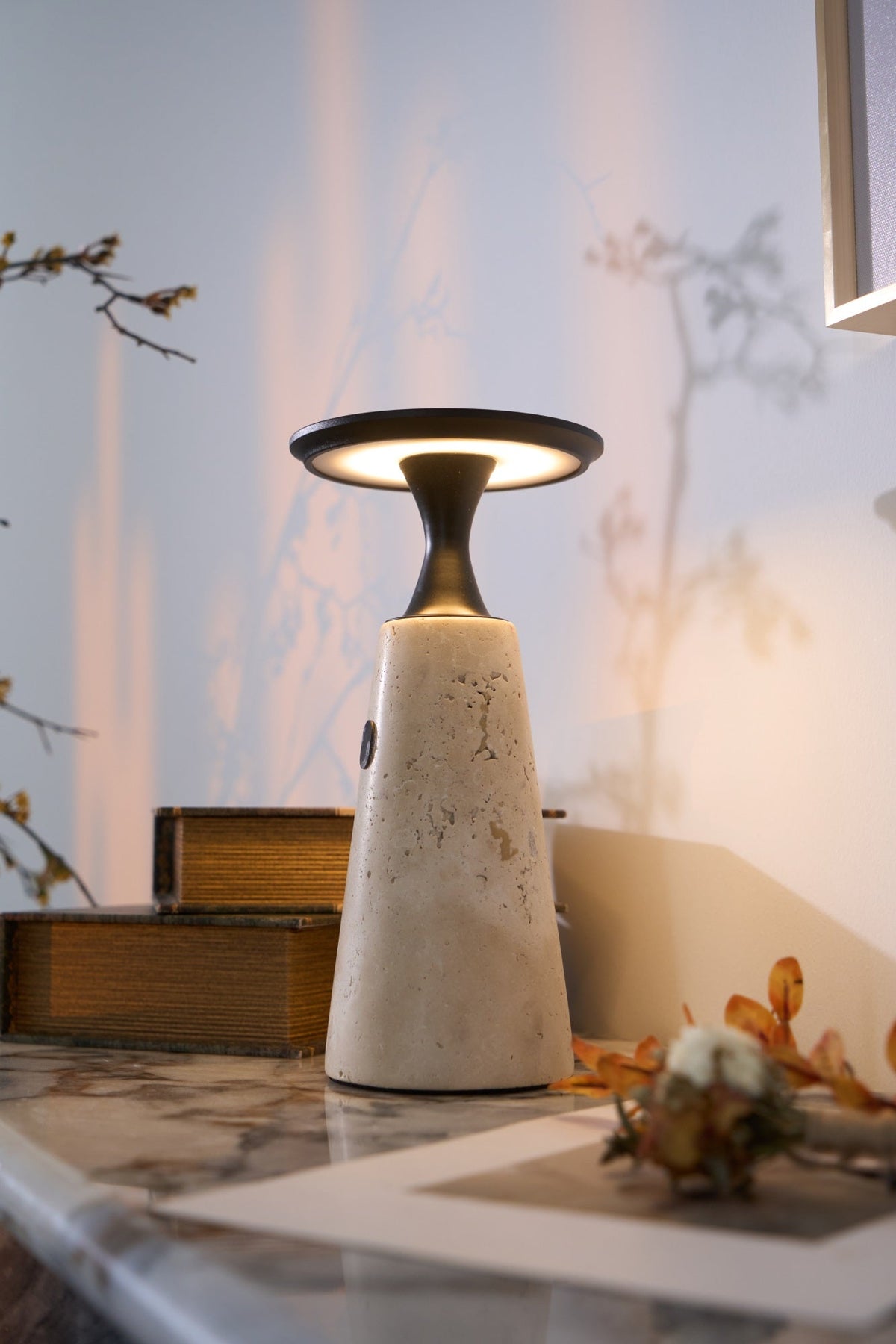 Vespera lámpara de mesa esculpida en travertino