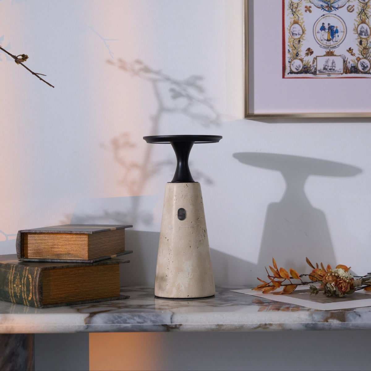 Vespera lámpara de mesa esculpida en travertino
